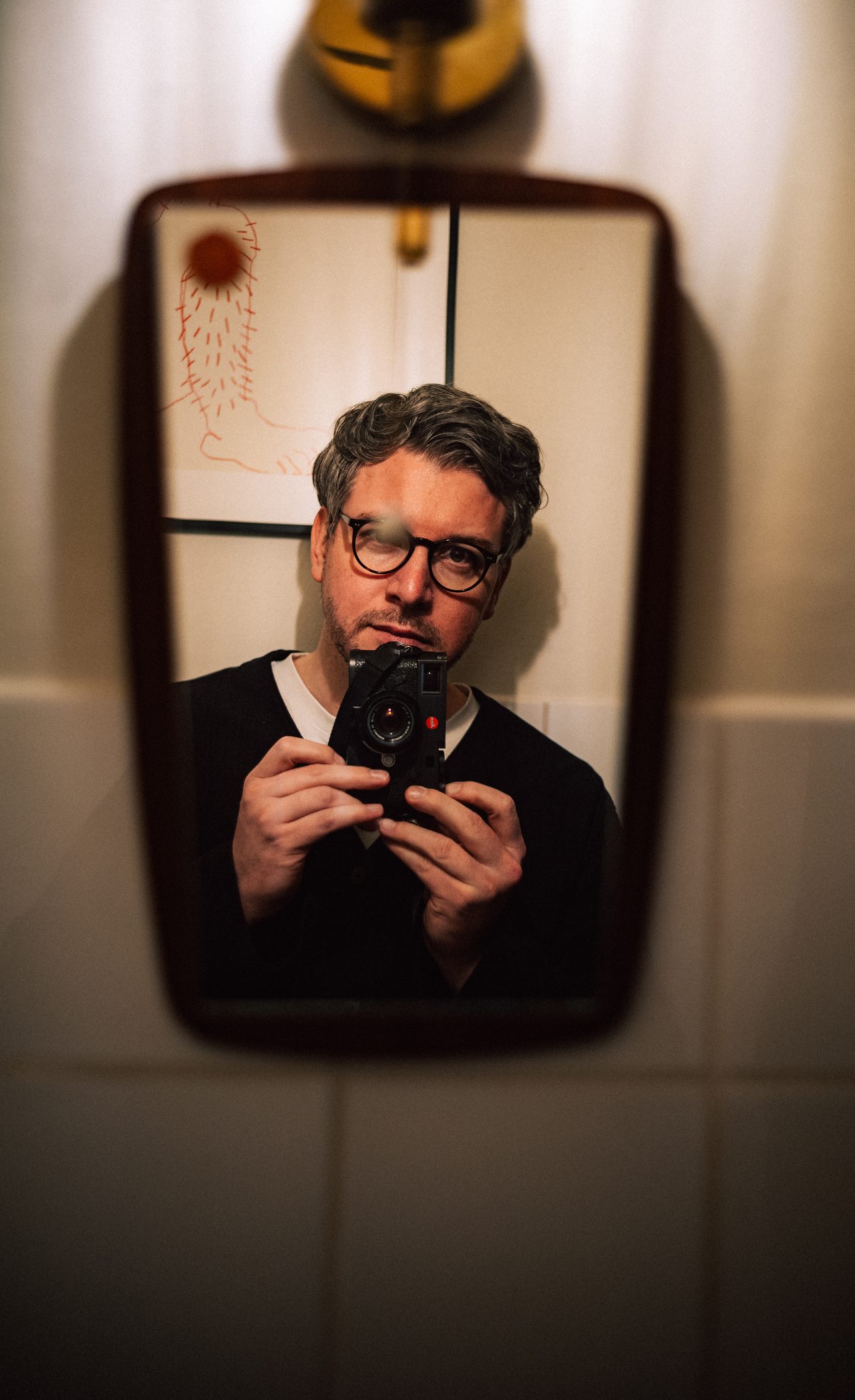 Thomas Pullert mit Kamera in einem Spiegel