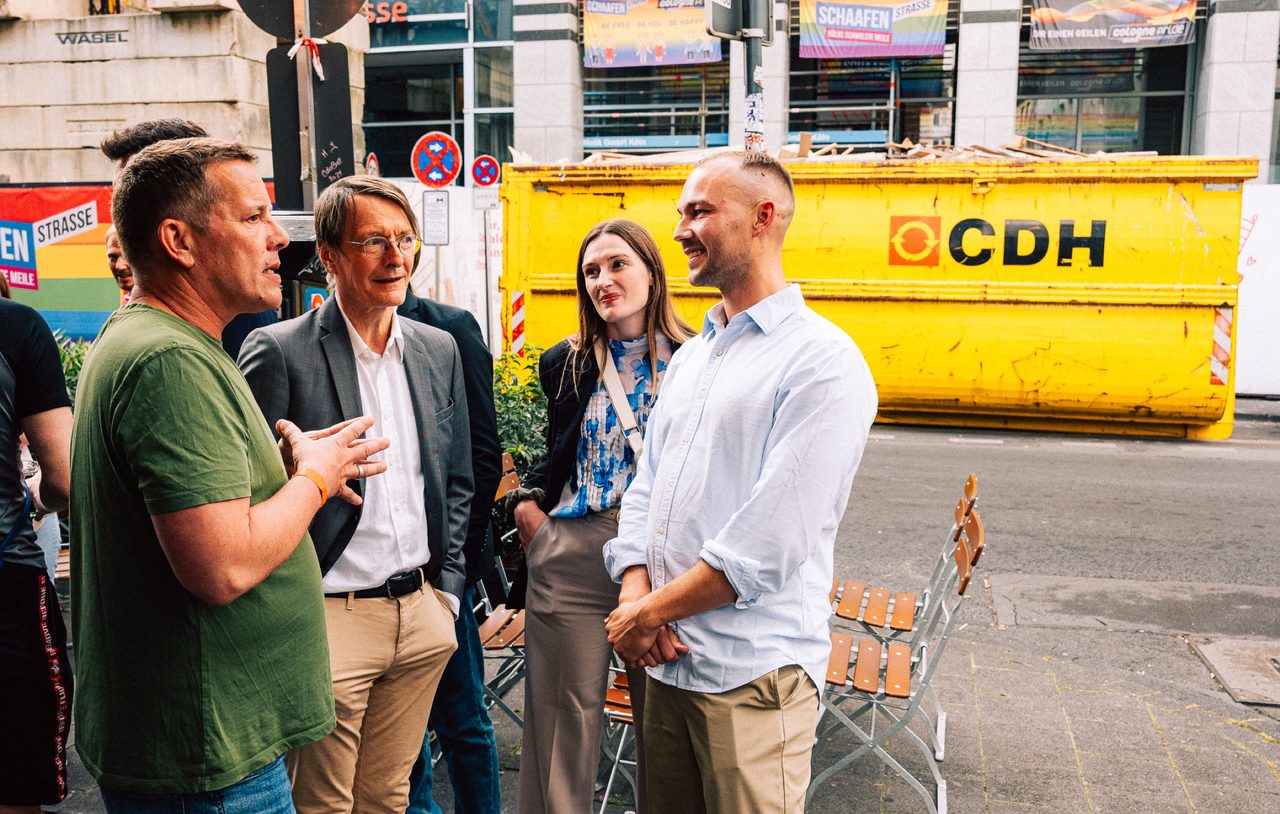 Karl Lauterbach im Gespräch mit einer Gruppe auf der Straße