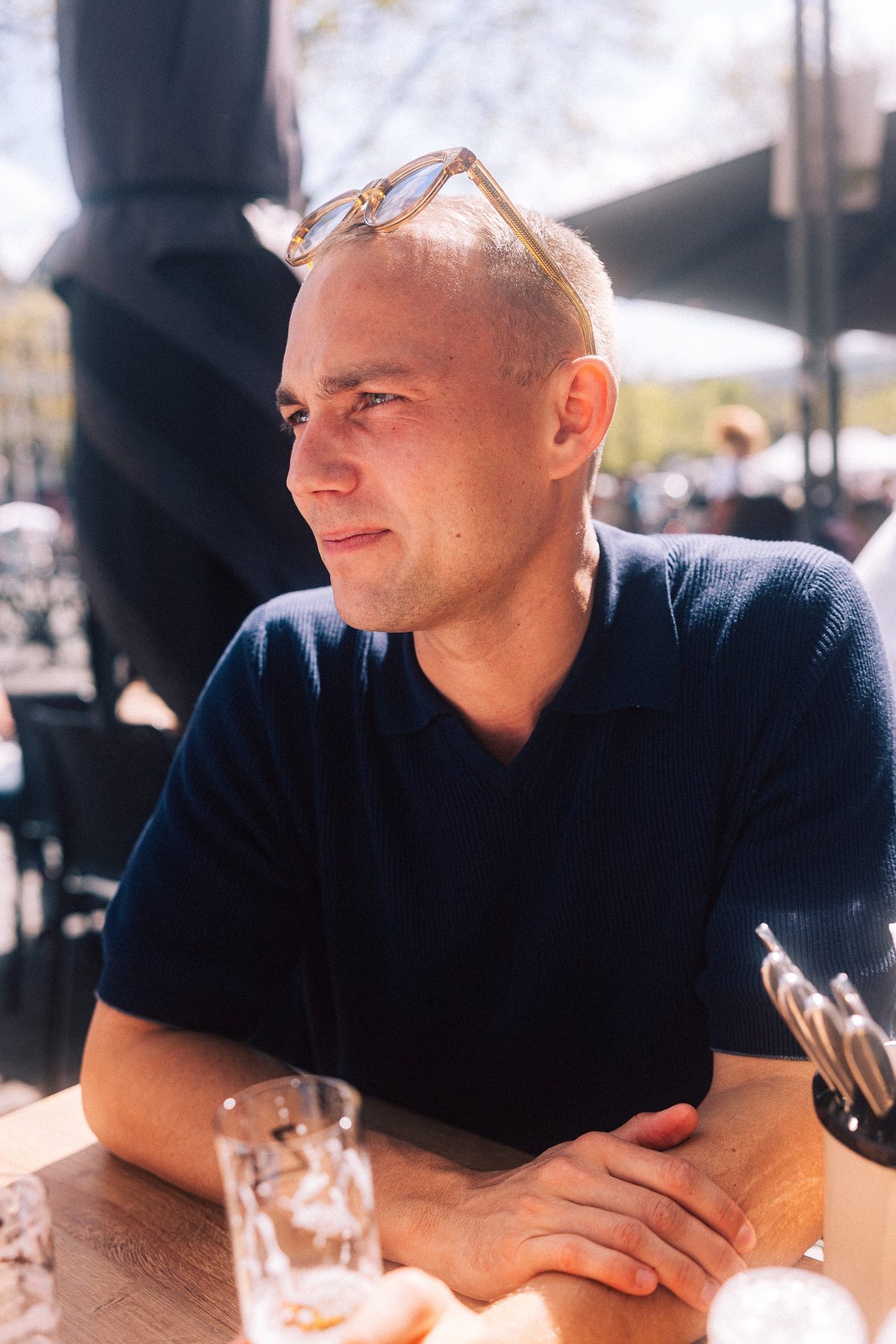 Leonard Kordowski im Gespräch an einem Tisch im Freien