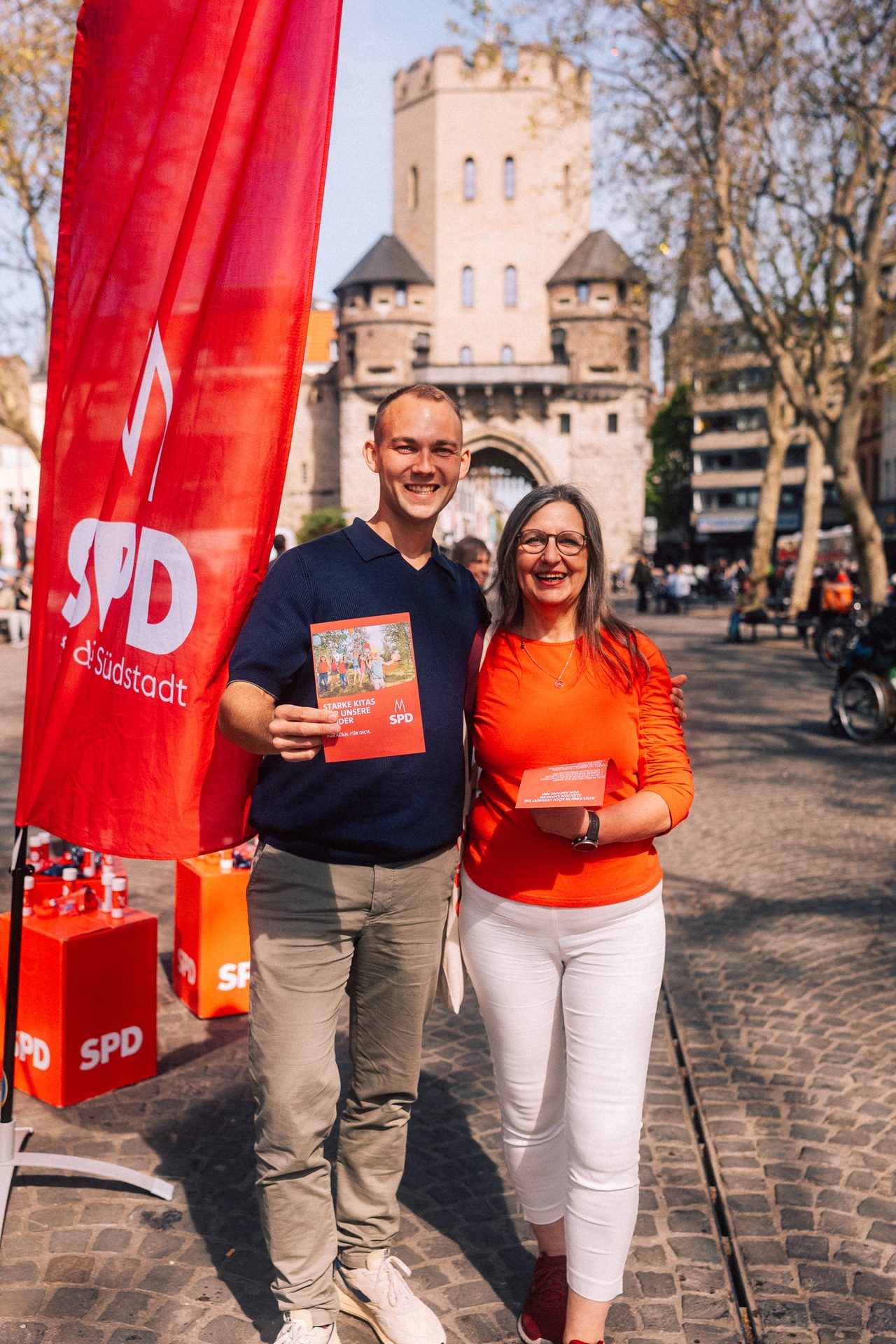 Leonard Kordowski mit einer Frau an einem SPD-Infostand