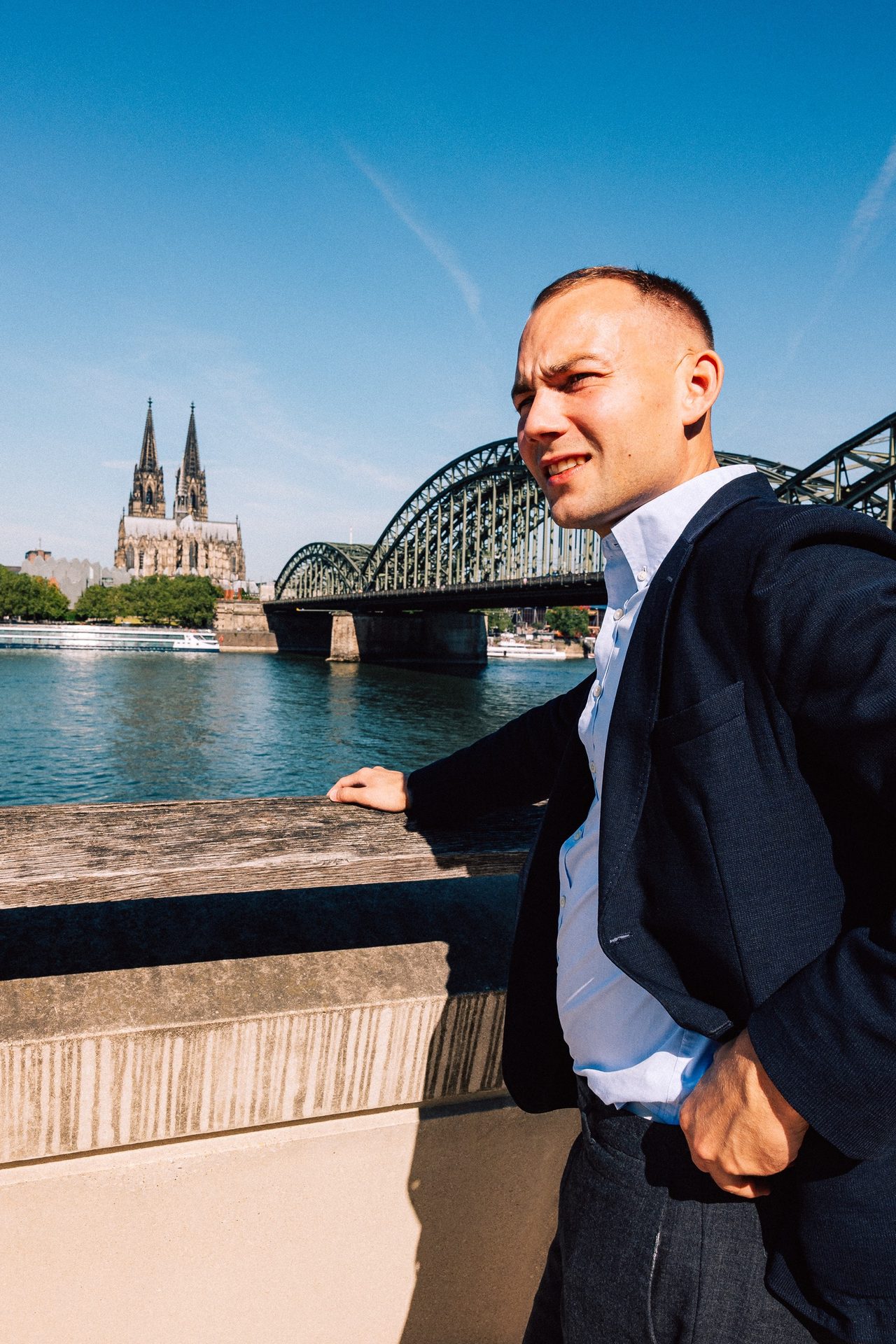 Leonard Kordowski steht am Rheinufer vor dem Kölner Dom