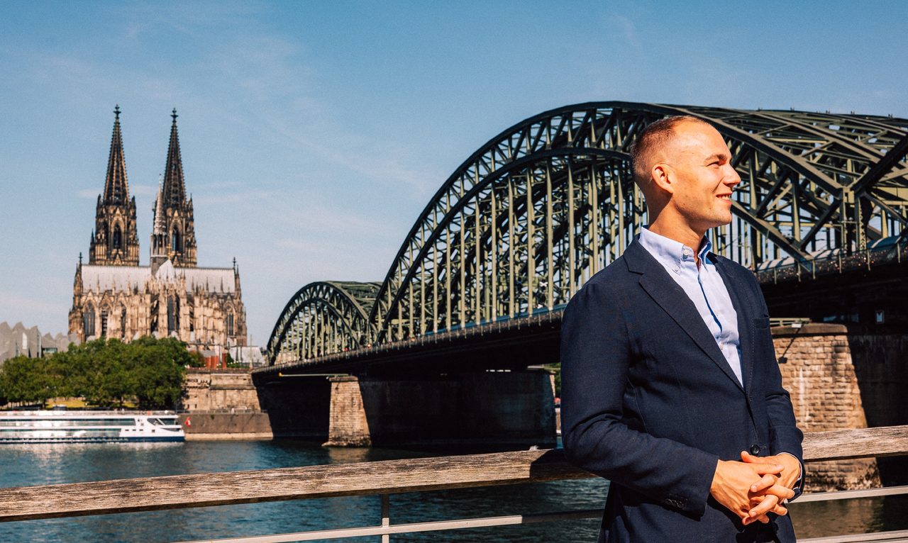 Leonard Kordowski vor Kölner Dom und Hohenzollernbrücke