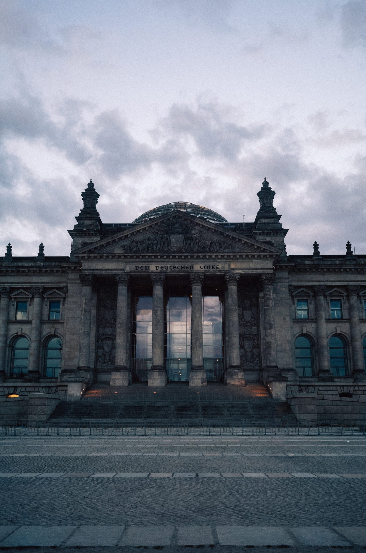 Fassade des Reichstagsgebäudes unter einem wolkenverhangenen Himmel