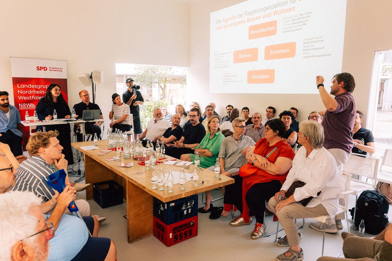 Mann meldet sich bei einer Diskussionsrunde zur Wohnungspolitik zu Wort