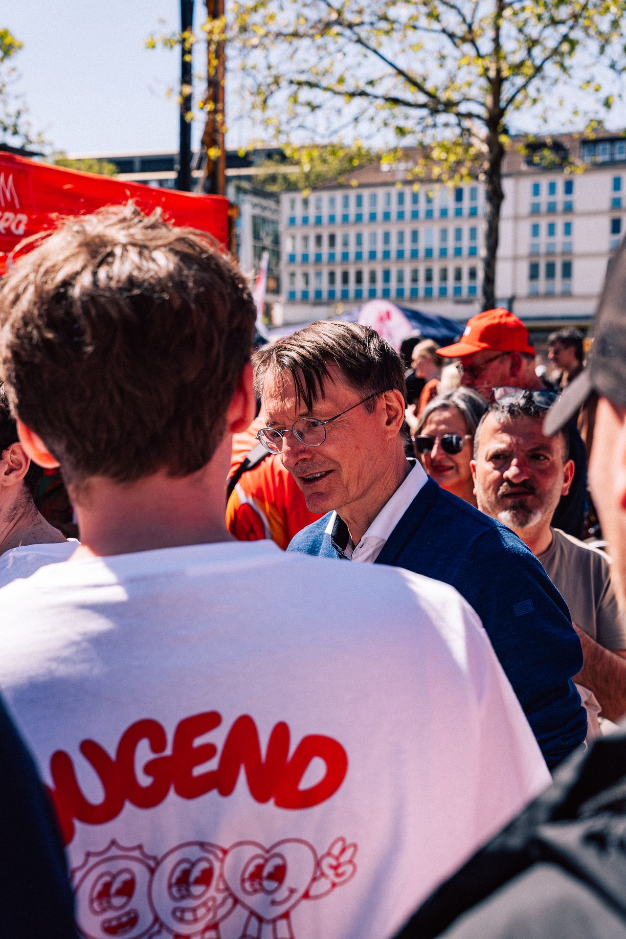 Mann mit Brille im dichten Gedränge einer Kundgebung