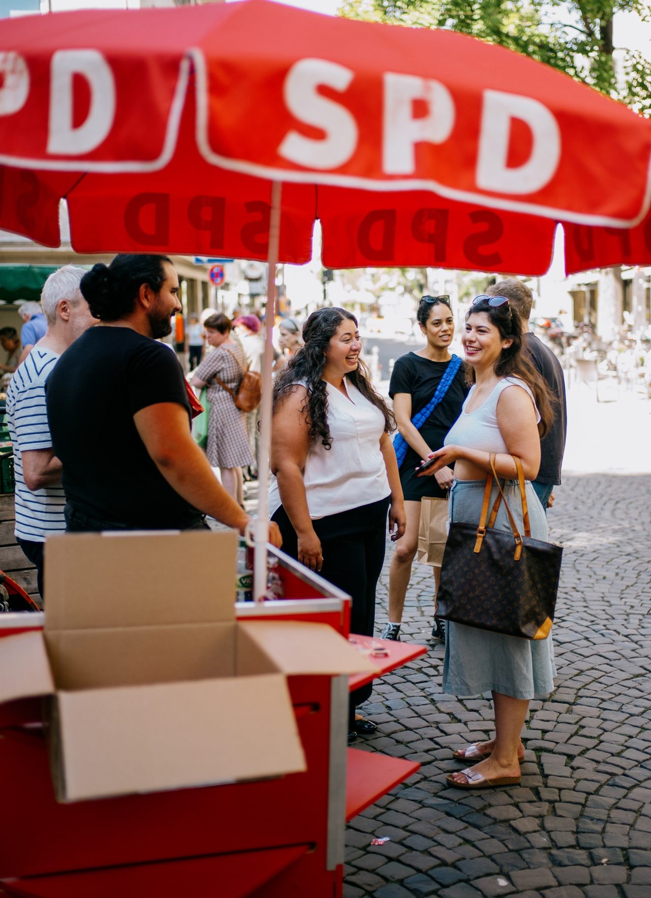 Sanae Abdi im Gespräch an einem SPD-Infostand