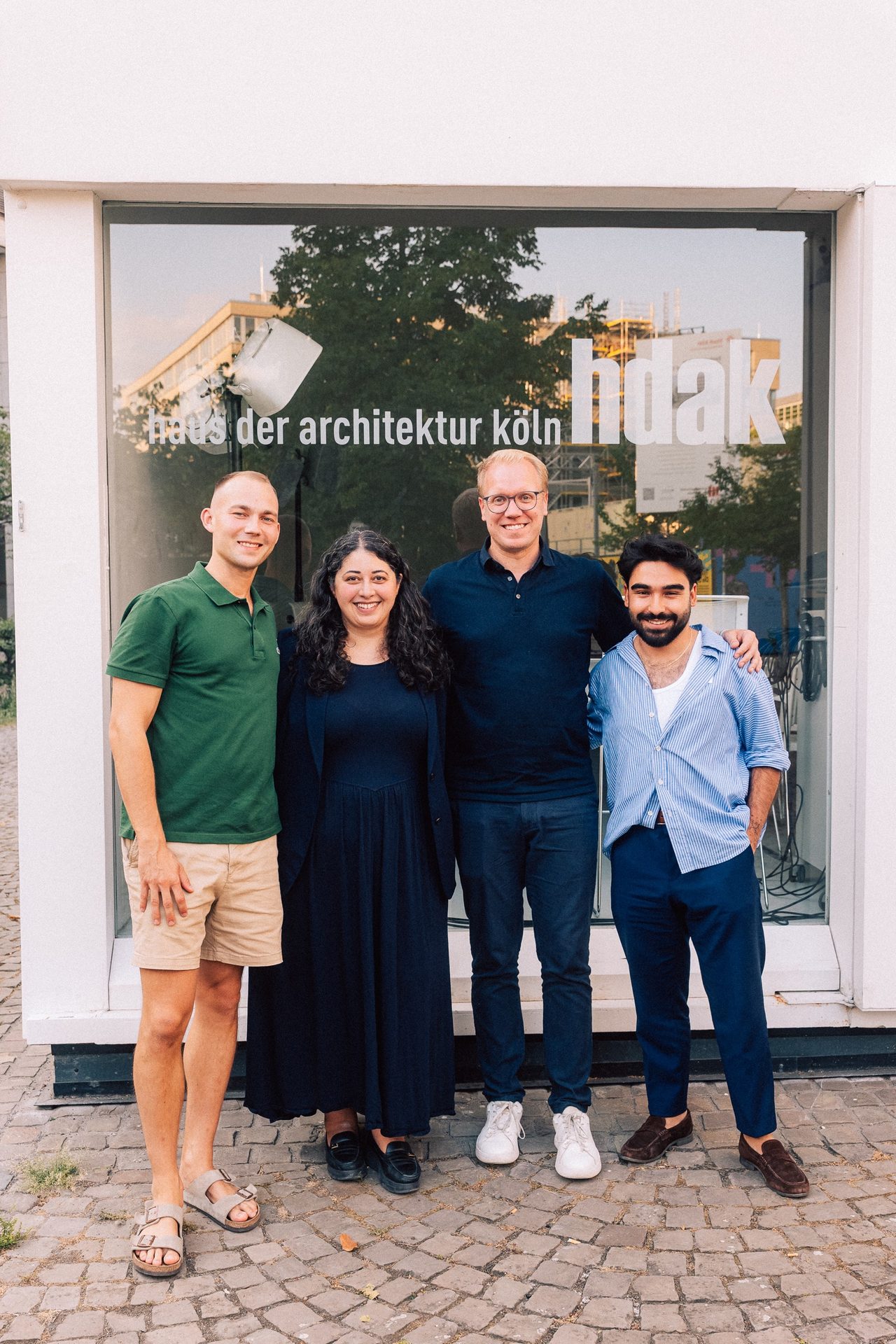 Sanae Abdi in einer Gruppe vor dem Haus der Architektur Köln