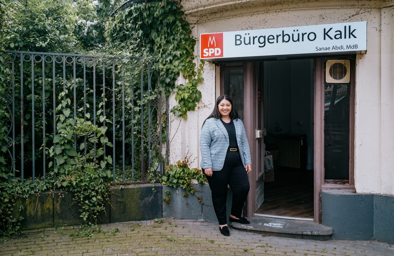 Sanae Abdi vor dem SPD-Bürgerbüro Kalk