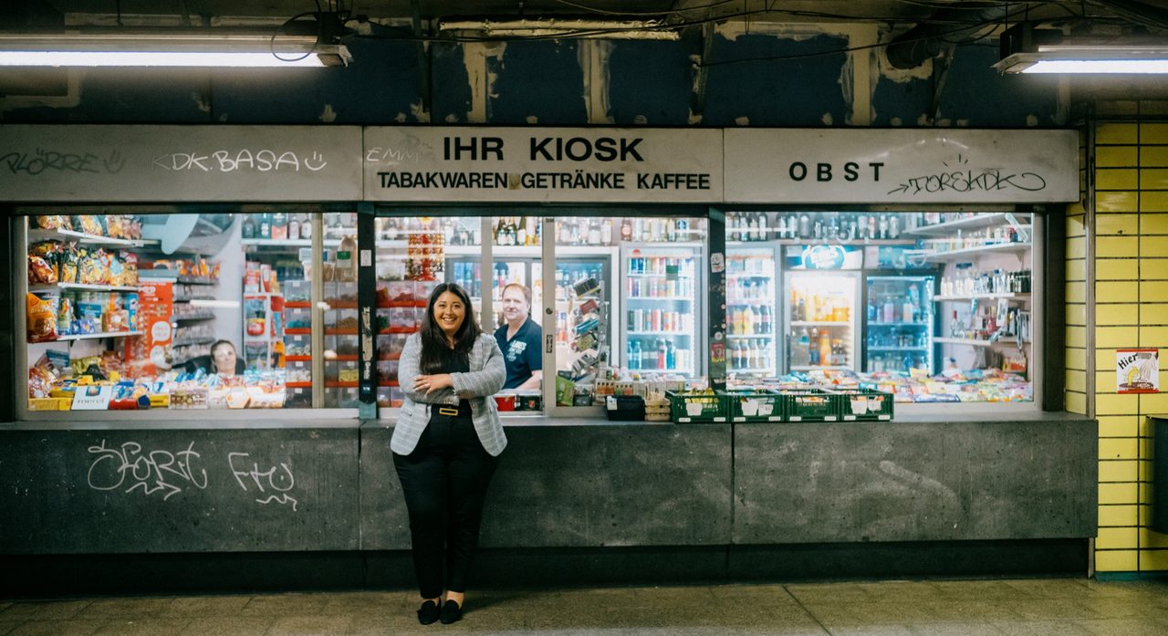 Sanae Abdi vor einem Kiosk an einer unterirdischen Haltestelle