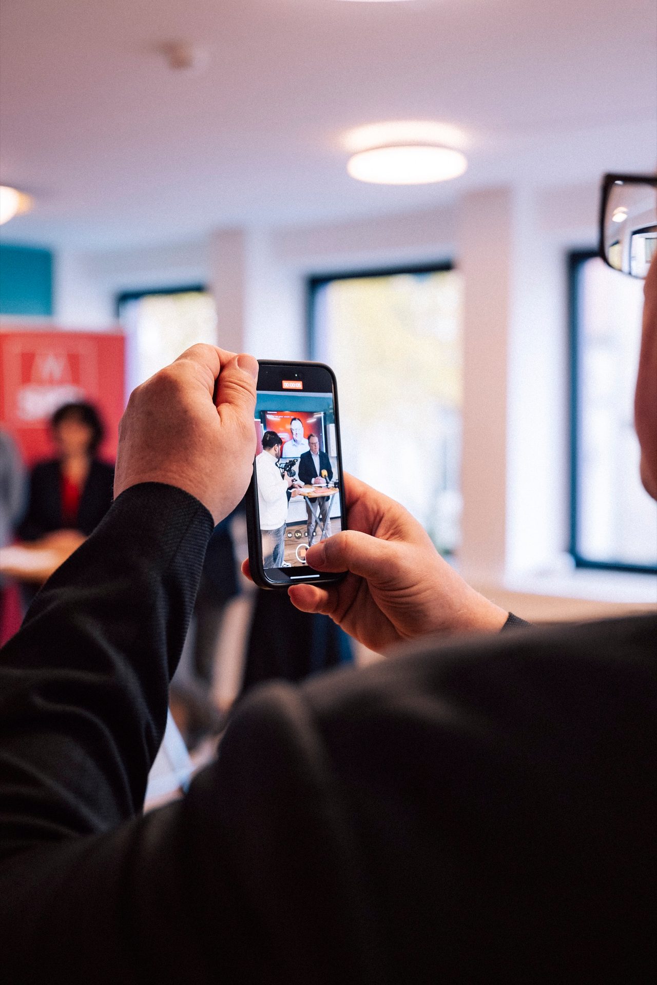 Thorsten Burmester wird mit einem Smartphone fotografiert