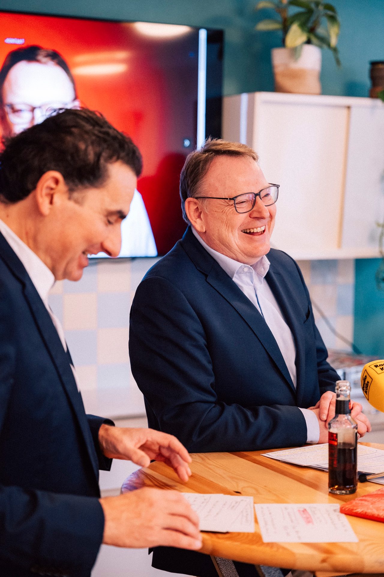 Thorsten Burmester lacht mit einem Gesprächspartner an einem Stehtisch