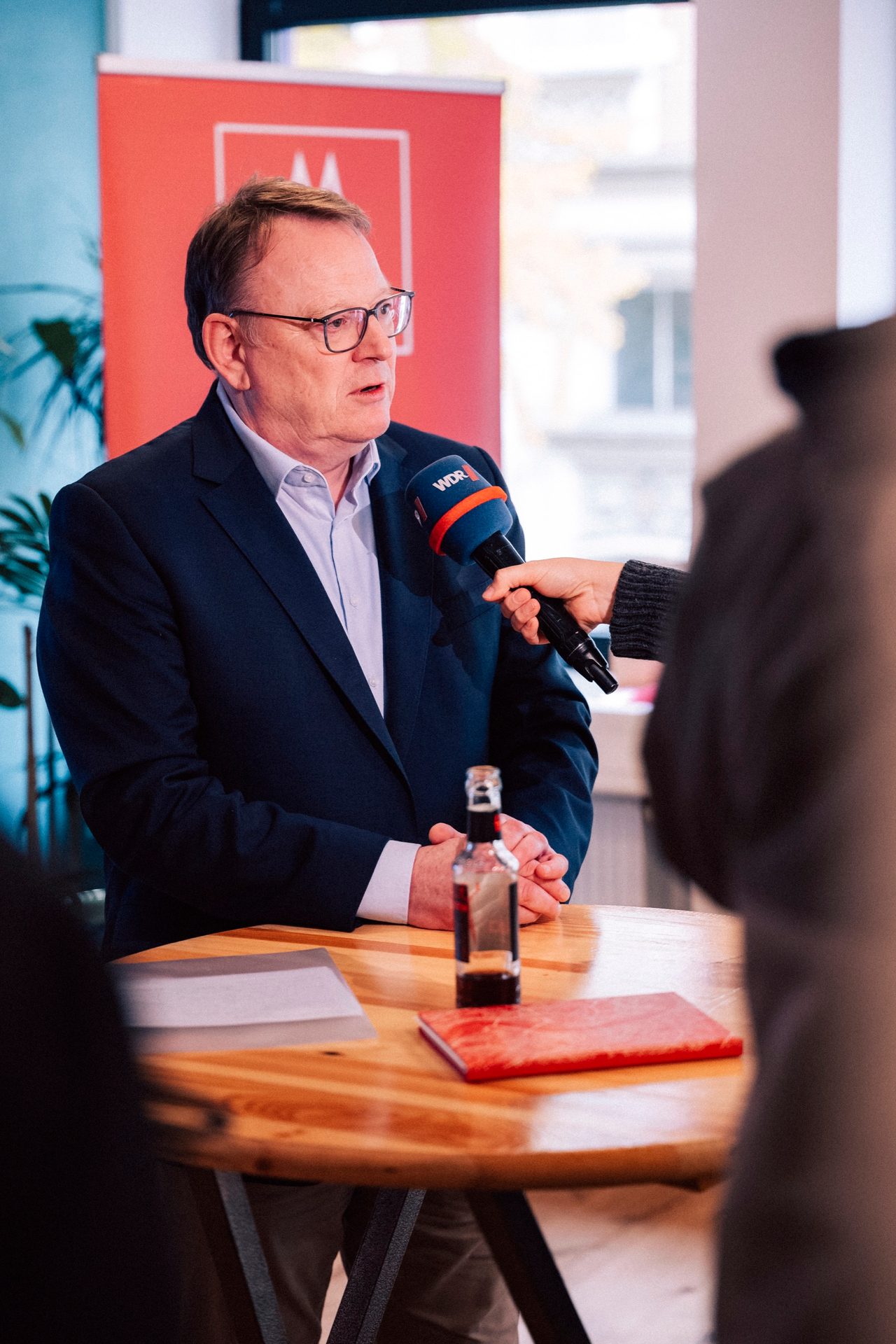 Thorsten Burmester gibt bei einer SPD-Veranstaltung ein Interview