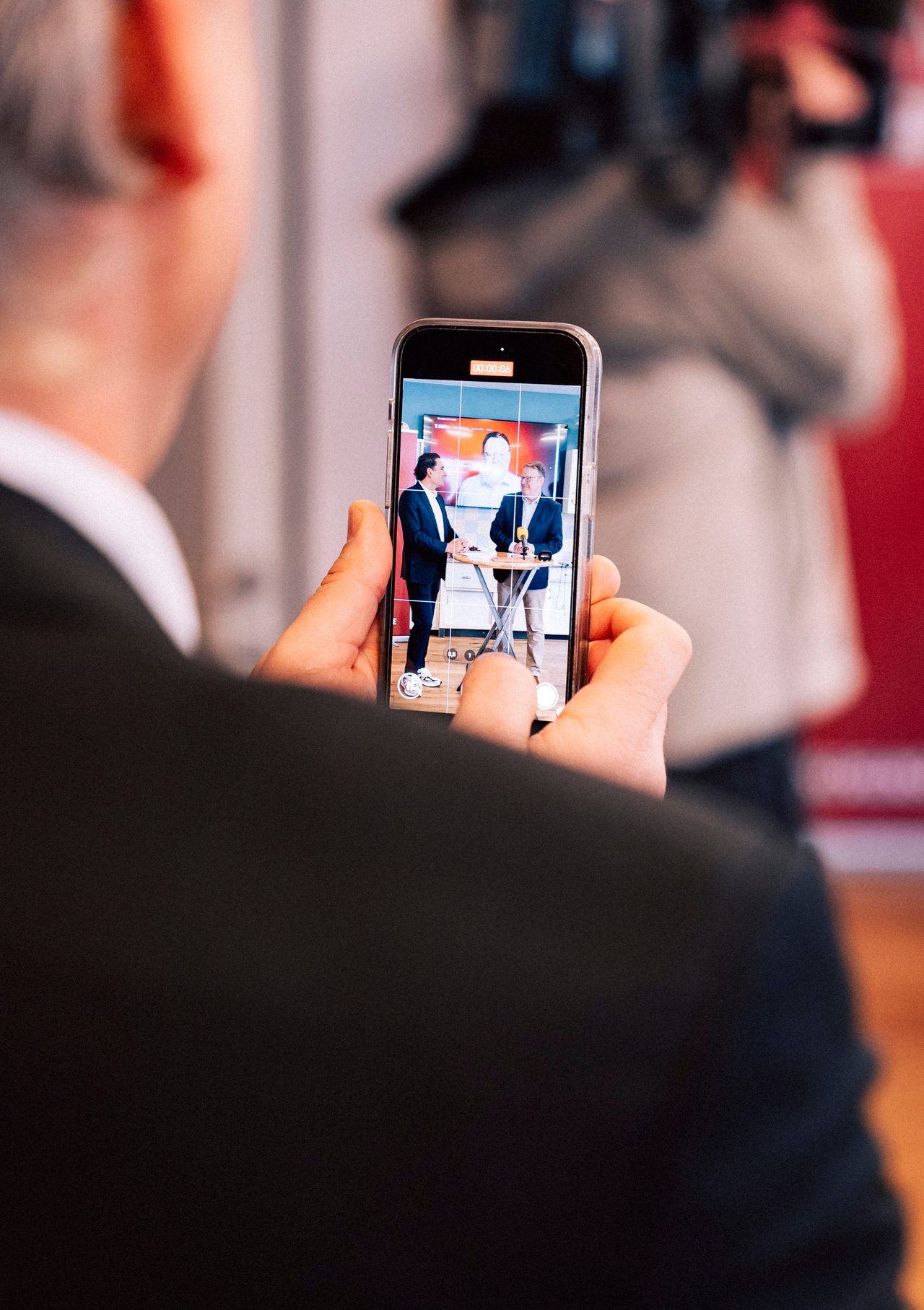 Ein Smartphone filmt Thorsten Burmester bei einer SPD-Veranstaltung